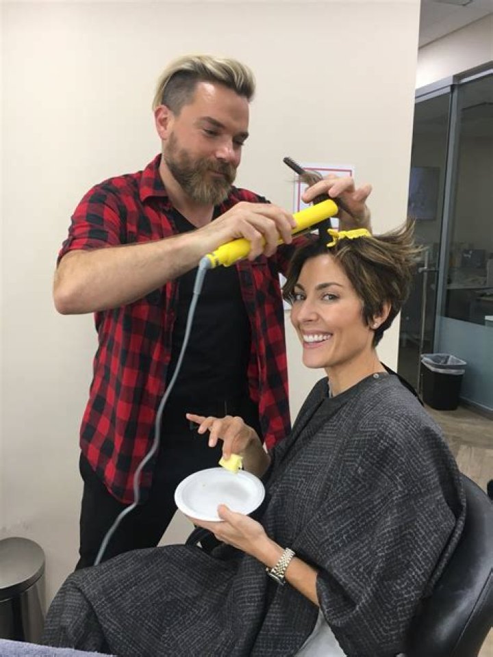 Amy Stran (QVC) Age, Bio, Wiki, Twin Sister, Husband, Haircut, New Ring, Feet, Hair, Salary and Net Worth