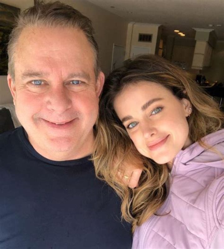 Ashley Newbrough Bio, Wiki, Age, Height, Parents, Boyfriend, Movies, and Net worth