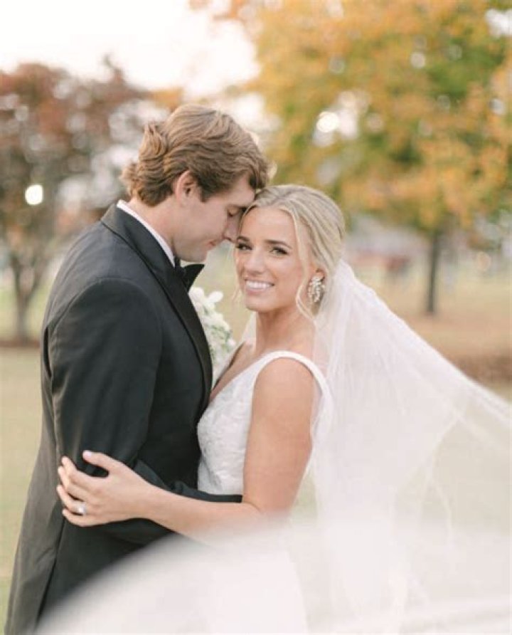 August Anna Brooks Haircut: Look Her Wedding Pictures on Instagram