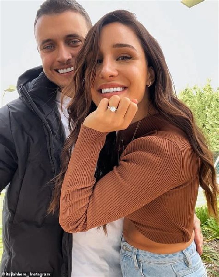 Author: Kayla Itsines Husband Or Partner -Is She Married After Ending Relationship With Tobi Pearce? Details To Know