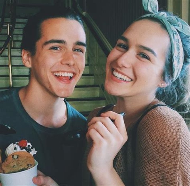 Charlie Gillespie Age, Wiki, Net worth, Bio, Height, Girlfriend ?