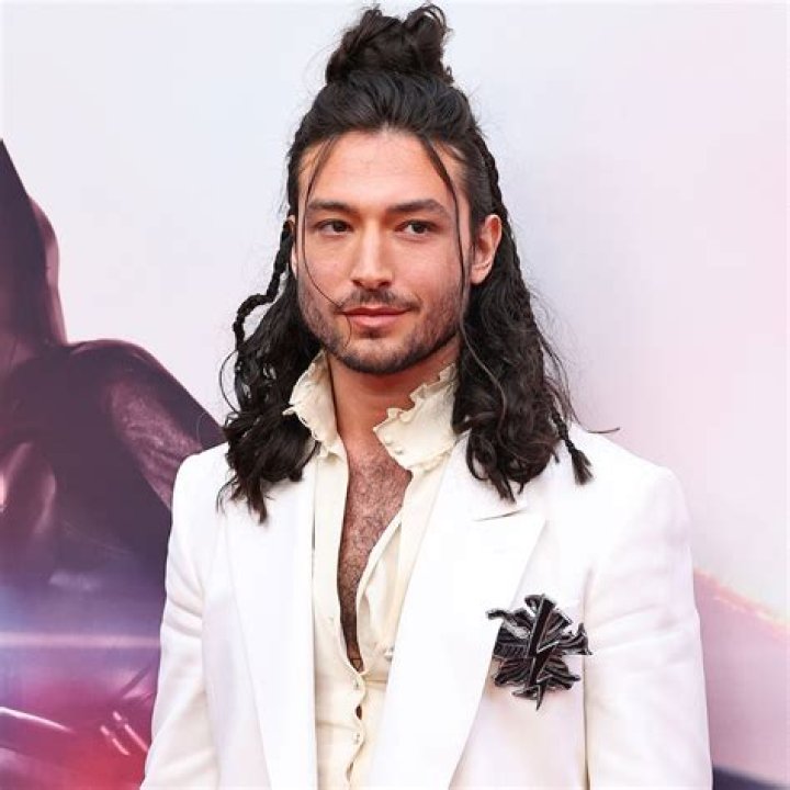 Ezra Miller Bio, Sexuality, Height, Weight, Partner, Net Worth, Wiki