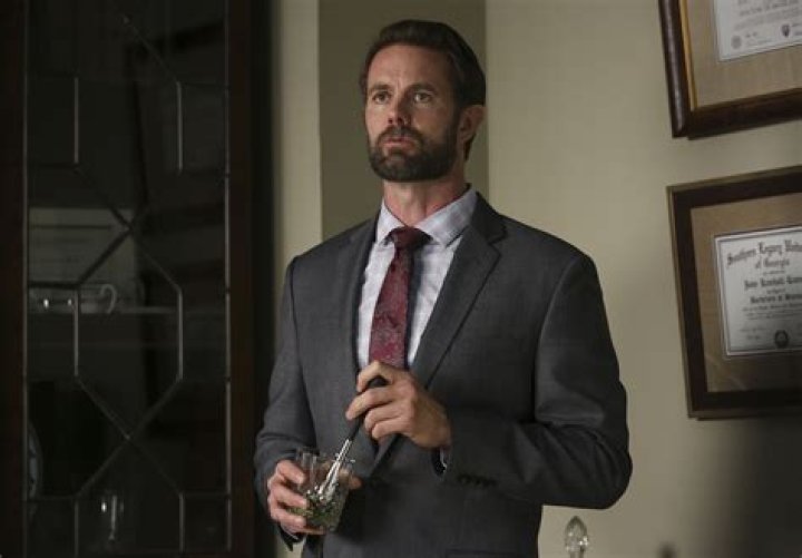 Garret Dillahunt: Wife, net worth, tattoos, smoking & body facts