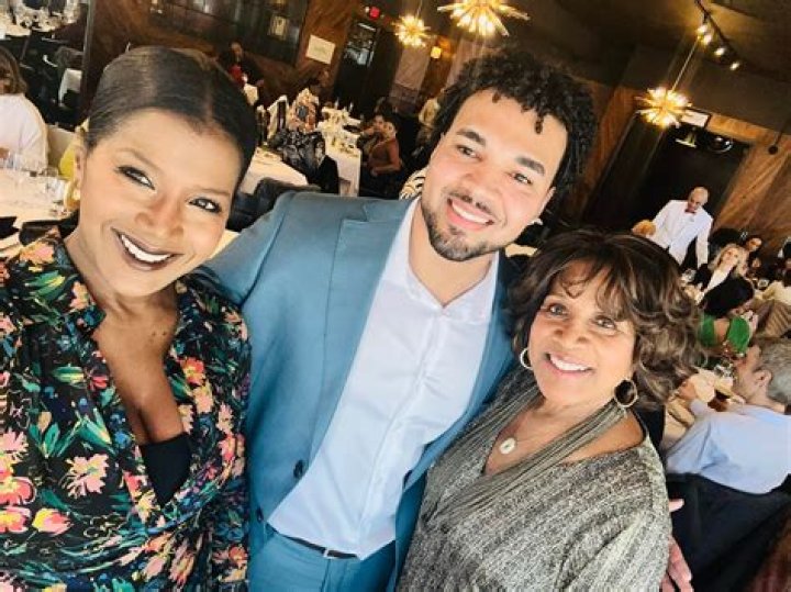 Glenda Lewis (WXYZ) Bio, Wiki, Age, Husband, Mother, Daughter, Salary, and Net Worth