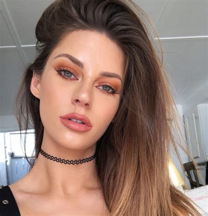 Hannah Stocking Age Wikipedia Biography, Net Worth, Dating, Boyfriend