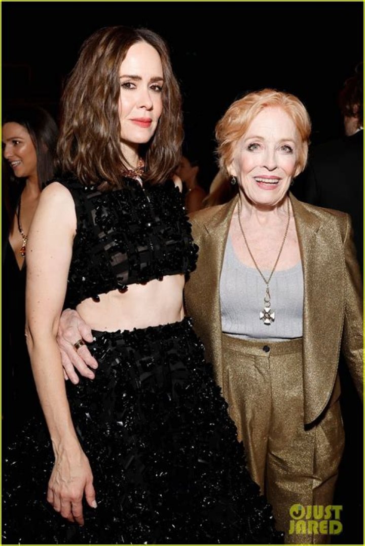 Holland Taylor: Girlfriend, net worth, tattoos, smoking & body measurements
