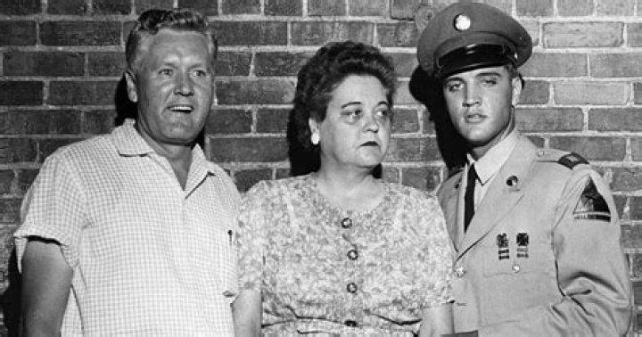 How did Elvis’s mother die? Elvis’s fame contributed to her death