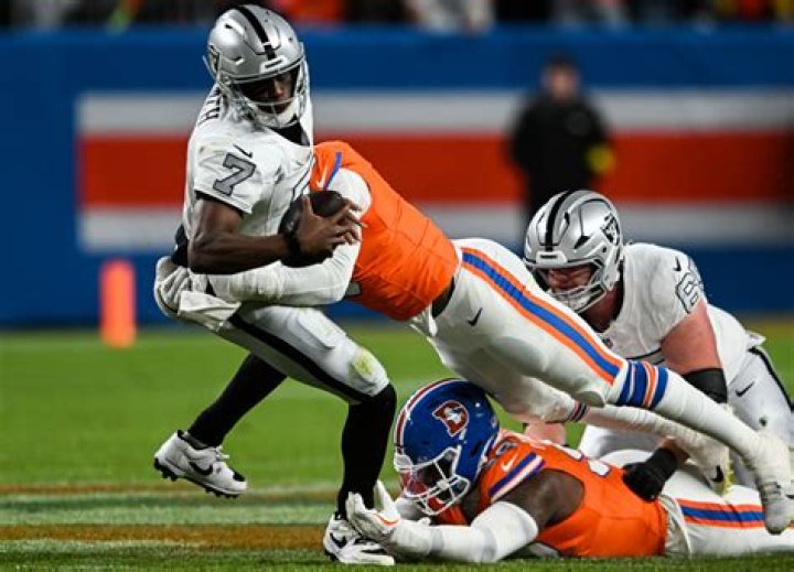 How many sacks did Justin Houston have this year? Is Justin Houston a Hall of Famer?