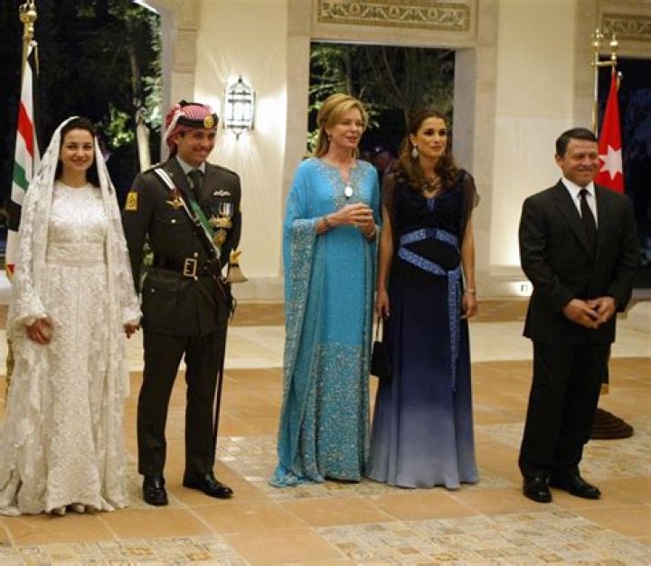 Is Queen Rania the only wife of King Abdullah II? How many wives did King Hussein of Jordan have?