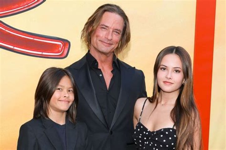 Josh Holloway: Wife, net worth, tattoos, smoking & body facts