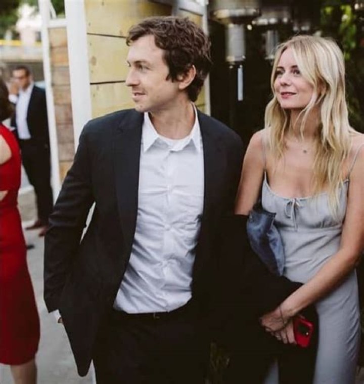 Justine Lupe Bio, Wiki, Age, Net Worth, Height, Husband, Movies, Shows