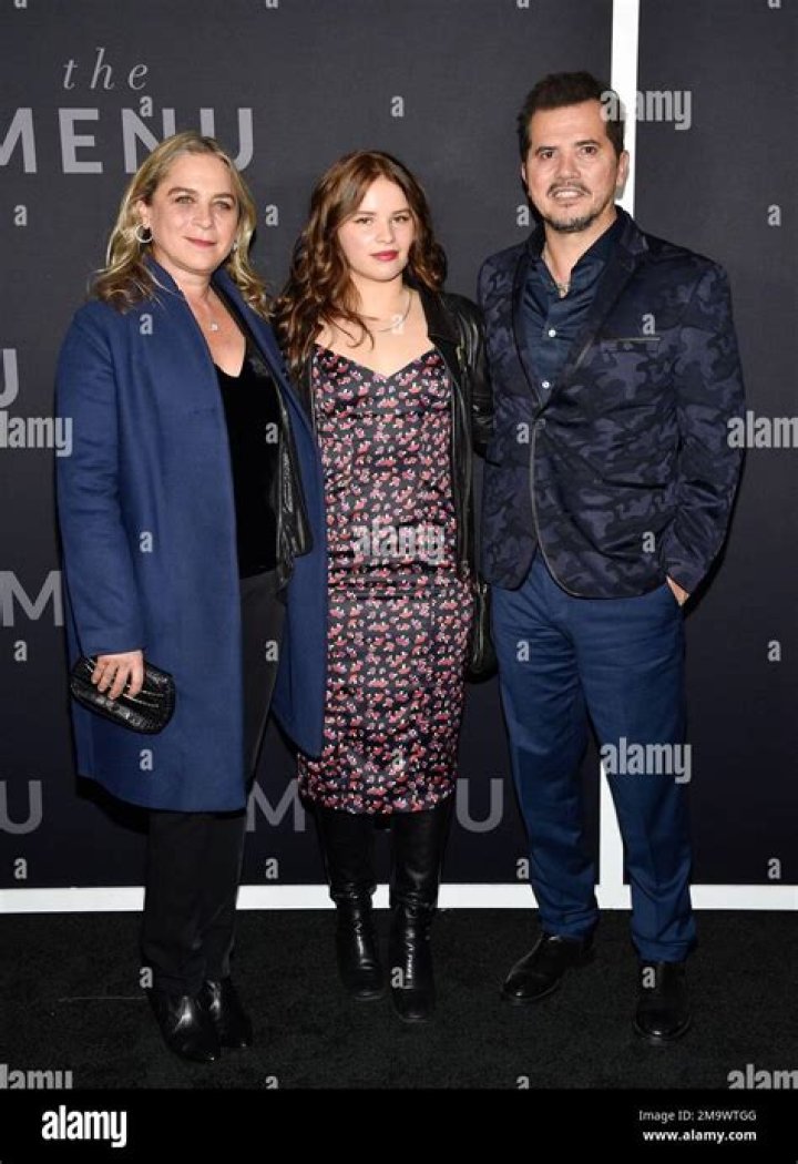 Justine Maurer Bio, Wiki, Age, Height, Husband, John Leguizamo, Son, Vassar, Movies, and Net Worth