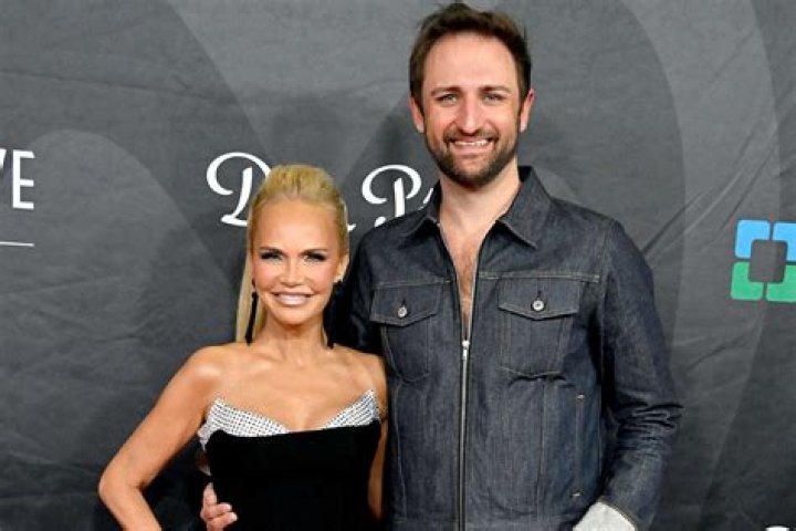 Kristin Chenoweth: Husband, net worth, tattoos, smoking & body measurements
