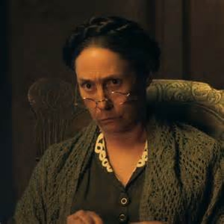 Laurie Metcalf Girlfriend: Is Laurie Metcalf in a relationship?