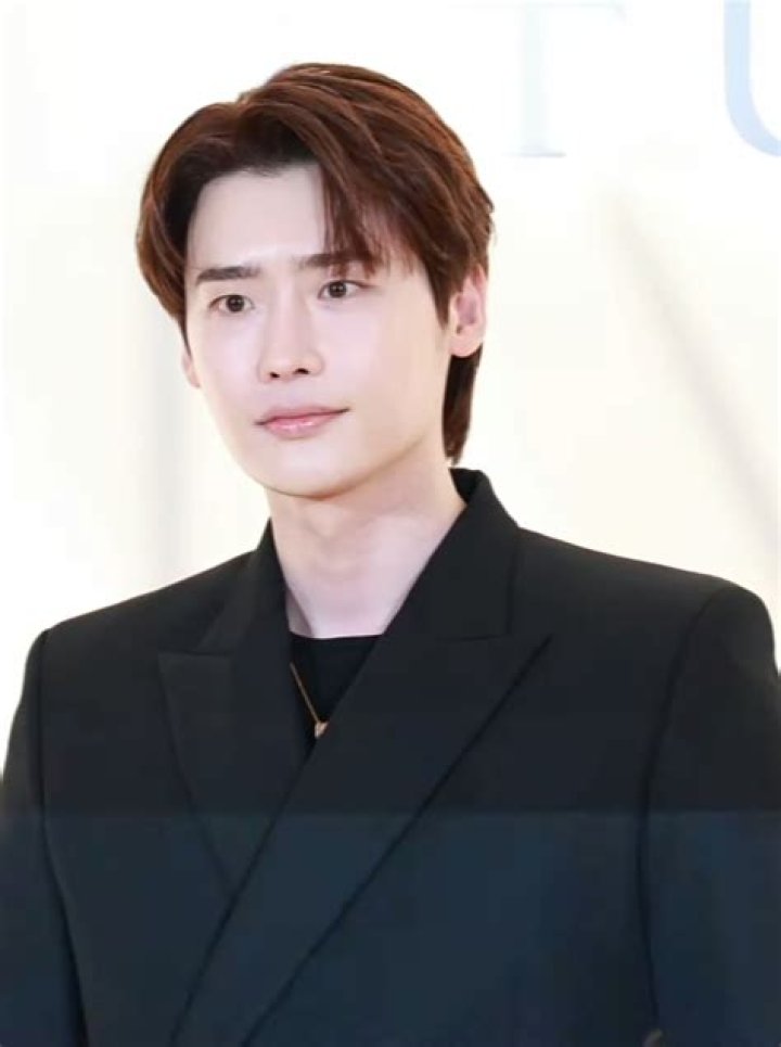 Lee Jong Suk Wiki: What’s His Ethnicity? Religion And Family Details