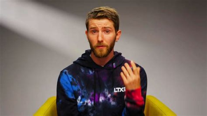 Linus Sebastian’s Net Worth, Age, Height, Weight, Wife, Kids, Bio-Wiki