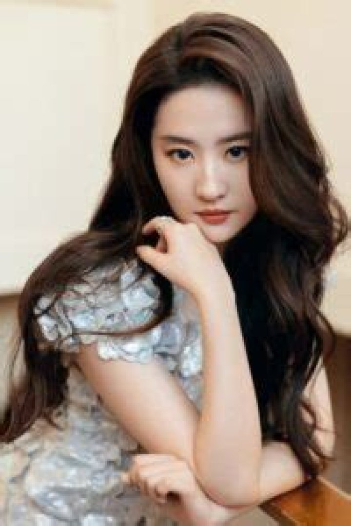 Liu Yifei Biography: Age, Instagram, Height, Net Worth, Movies, Mulan, Boyfriend, Parents