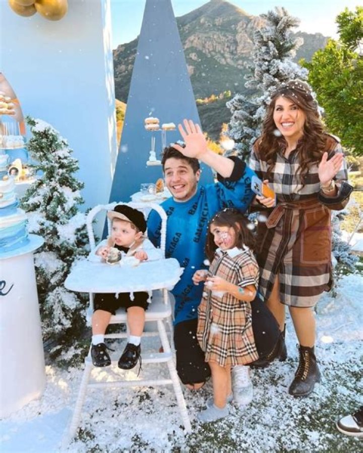 Pete Wentz Bio, Wiki, Age, Wife, Kids, Net Worth, Height, Mom, Sister, Parents and Family