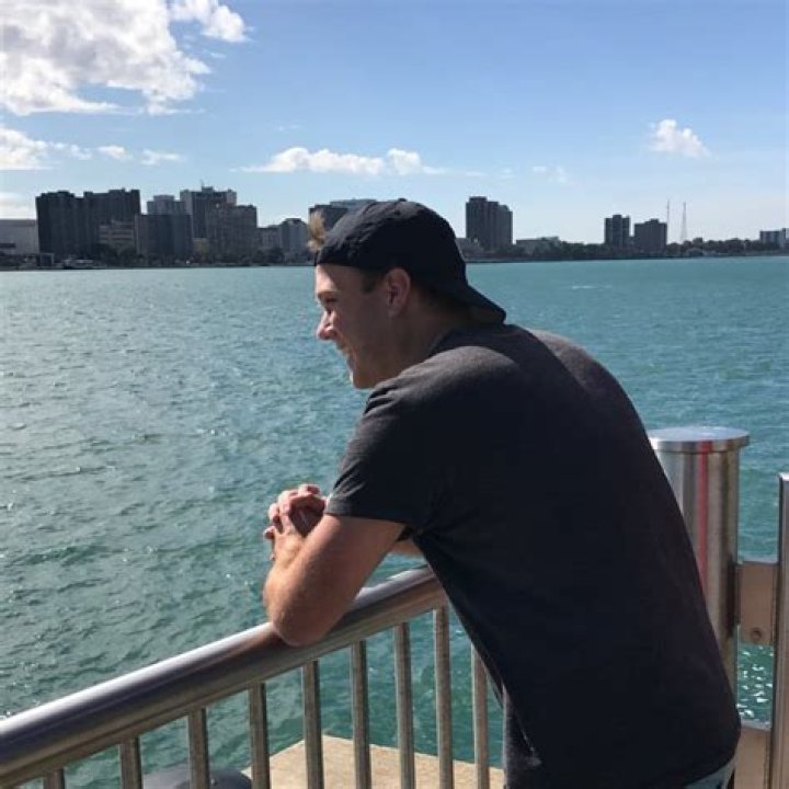 Poofesure Wiki, Biography, Face, Age, Real Name, Net Worth, Birthday, Merch, Girlfriend, Instagram