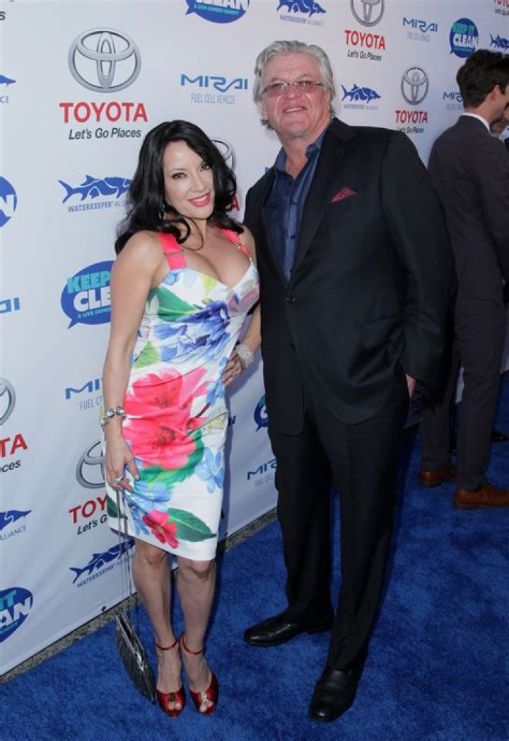 Ron White: Wife, net worth, tattoos, smoking & body facts