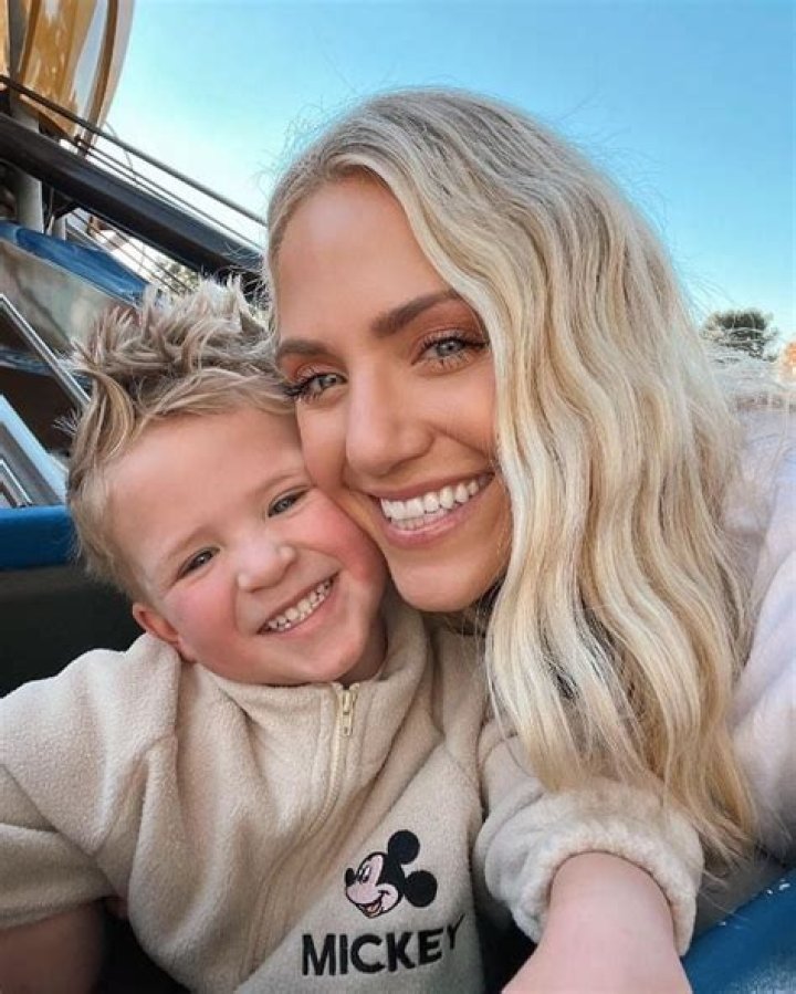 Savannah LaBrant Biography, Wiki, Age, Sister, Husband, Children, Instagram and Net Worth.