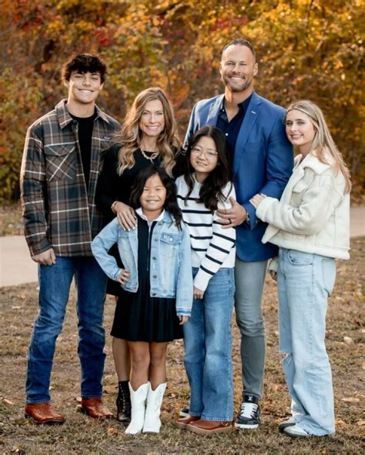 Sean Lowe Siblings: Meet Shay Shull, Shay Lowe