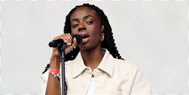 Who is Cat Burns? Meet UK Based Singer On Instagram