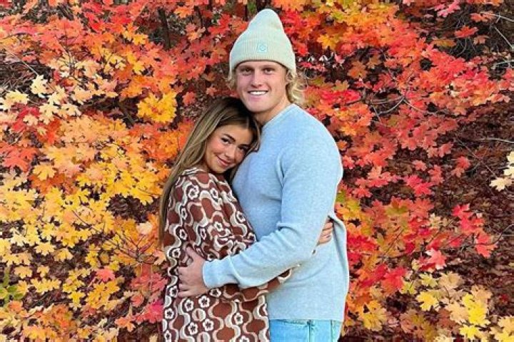 Who Is Staplesandglue Aka Jenn On TikTok? Age Real Name And Instagram