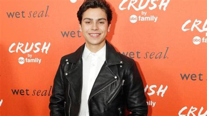 Why Did Jake T Austin Leave The Fosters, Who Is His Girlfriend Or Is He Gay?